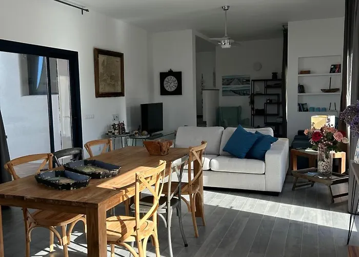 Willa Groovy Lajares