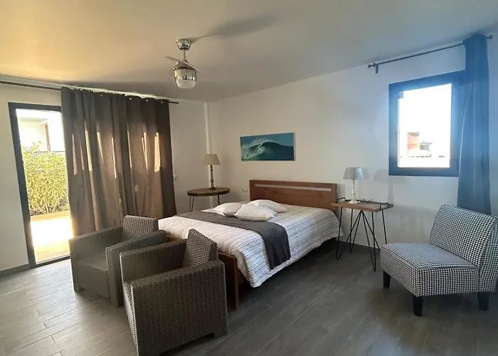 Groovy Willa Lajares